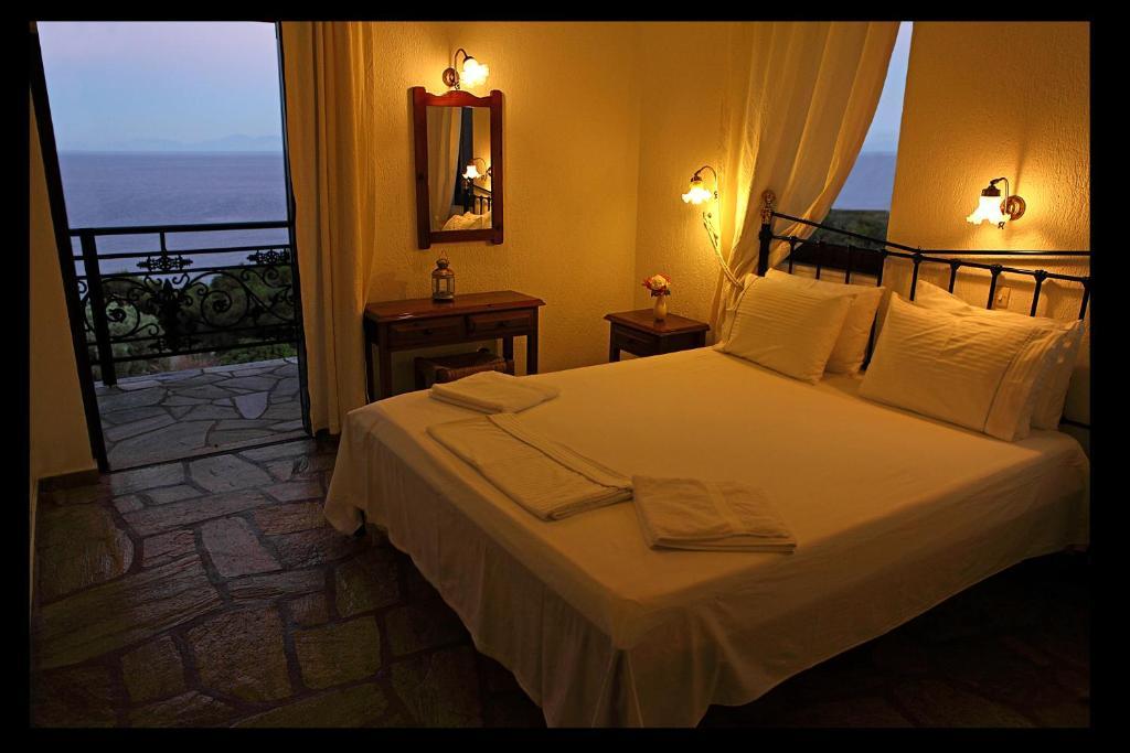 Mando Beachfront Stafylos Habitación foto