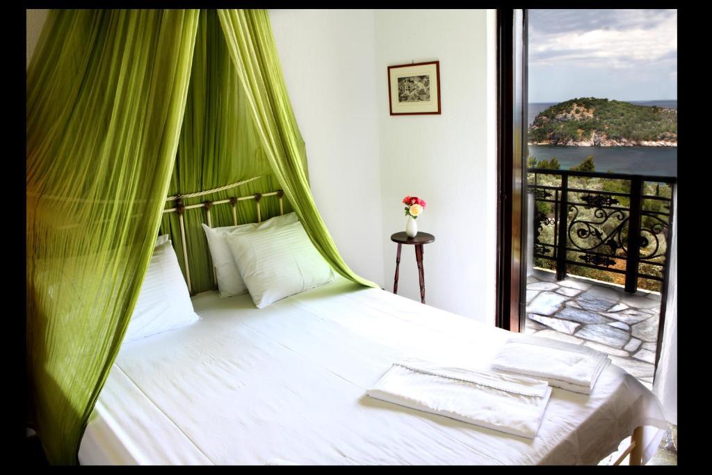 Mando Beachfront Stafylos Habitación foto